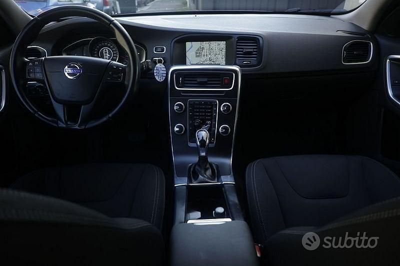 Usata Volvo V60 R-Design Momentum 114 CV (83 kW) 2016 Nero Station wagon