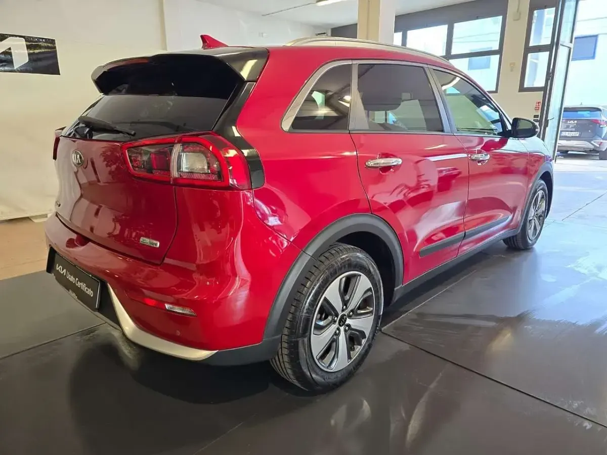 Usata Kia Niro Urban 141 CV (103 kW) 2017 Rosso SUV