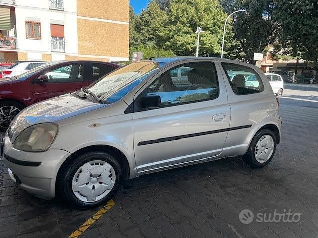 Usata Toyota Yaris 87 CV (63 kW) 2002 Grigio Utilitaria