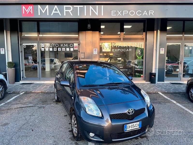 Usata Toyota Yaris 69 CV (50 kW) 2011 Grigio Utilitaria