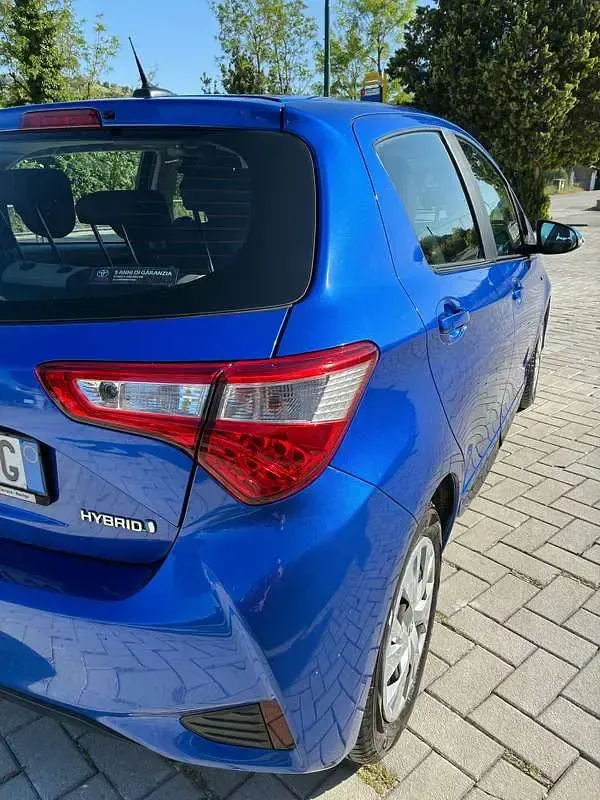 Usata Toyota Yaris Hybrid Active 73 CV (53 kW) 2020 Blu/azzurro Berlina