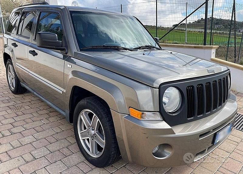 Usata Jeep Patriot Sport 140 CV (102 kW) 2008 Beige SUV