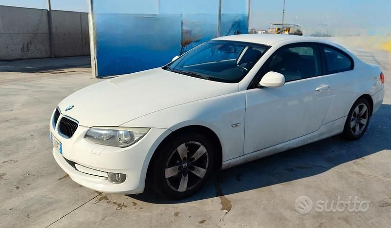 Bianco Usata 2010 BMW 320 Coupé | 5700 € (Buon prezzo) - Immagine 1/4