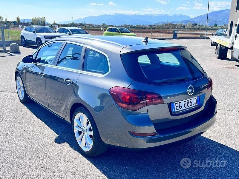 Usata Opel Astra Cosmo 110 CV (80 kW) 2011 Grigio Station wagon