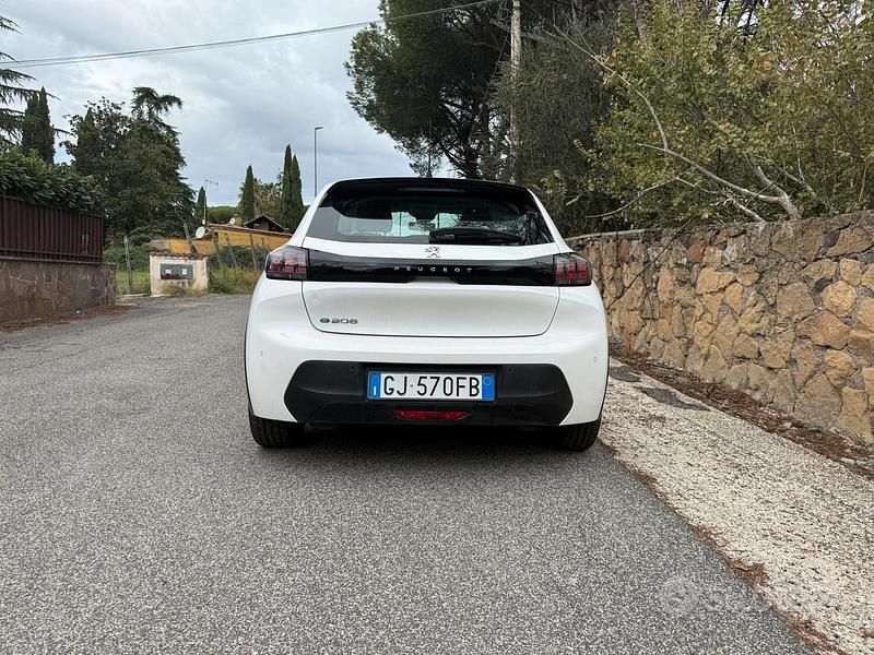 Usata Peugeot e-208 56 kW (77 CV) 2022 Bianco Utilitaria