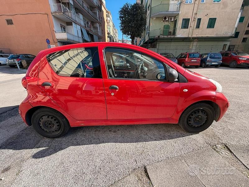 Usata Toyota Aygo 68 CV (50 kW) 2006 Rosso Utilitaria