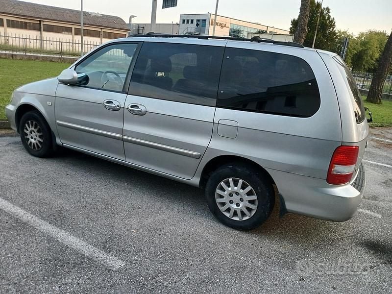 Usata Kia Carnival 144 CV (105 kW) 2005 Grigio Monovolume