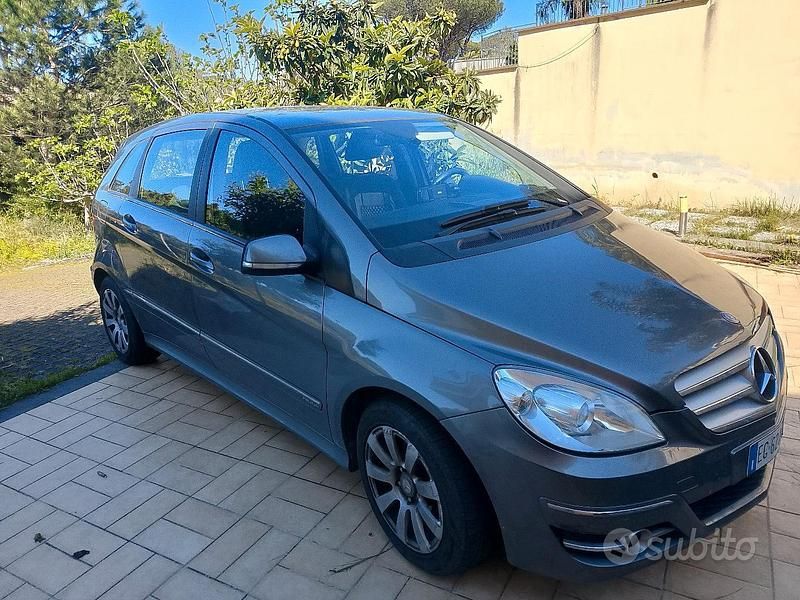 Usata Mercedes B200 2012 Grigio Monovolume