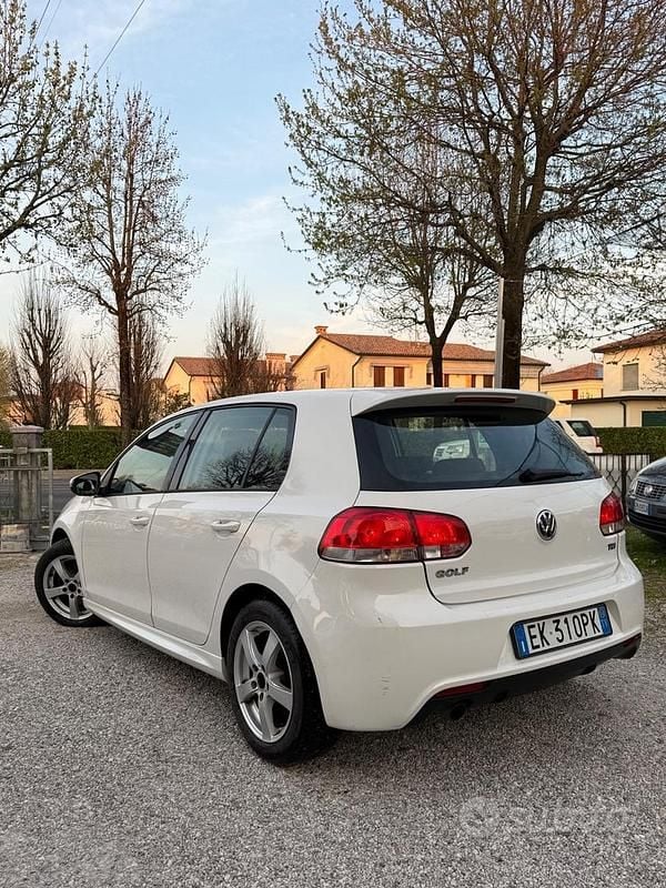 Usata VW Golf VI Highline 104 CV (76 kW) 2011 Bianco Utilitaria