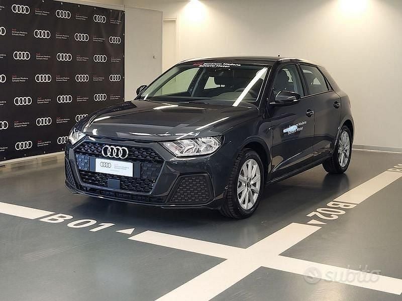 Grigio Nuova 2025 Audi A1 Business Utilitaria | 27.600 € (Ottimo prezzo) - Immagine 1/4