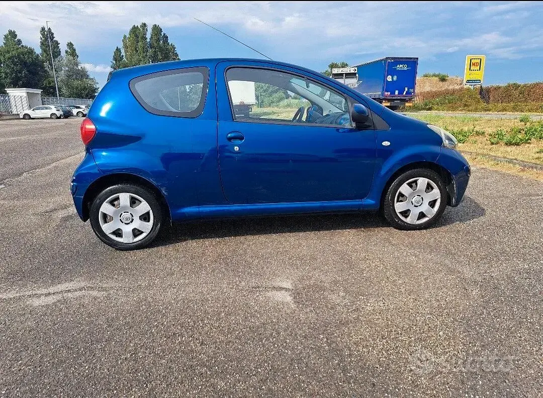 Usata Toyota Aygo 68 CV (50 kW) 2008 Blu Utilitaria