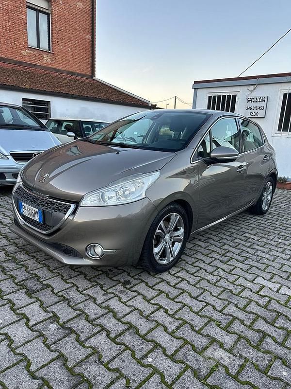 Marrone Usata 2012 Peugeot 208 Allure Due volumi | 6500 € (Buon prezzo) - Immagine 1/4