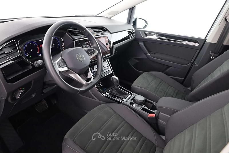 Usata VW Touran Highline 151 CV (111 kW) 2022 Argento metallizzato Monovolume