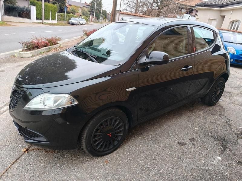 Usata Lancia Ypsilon 69 CV (50 kW) 2015 Nero Utilitaria