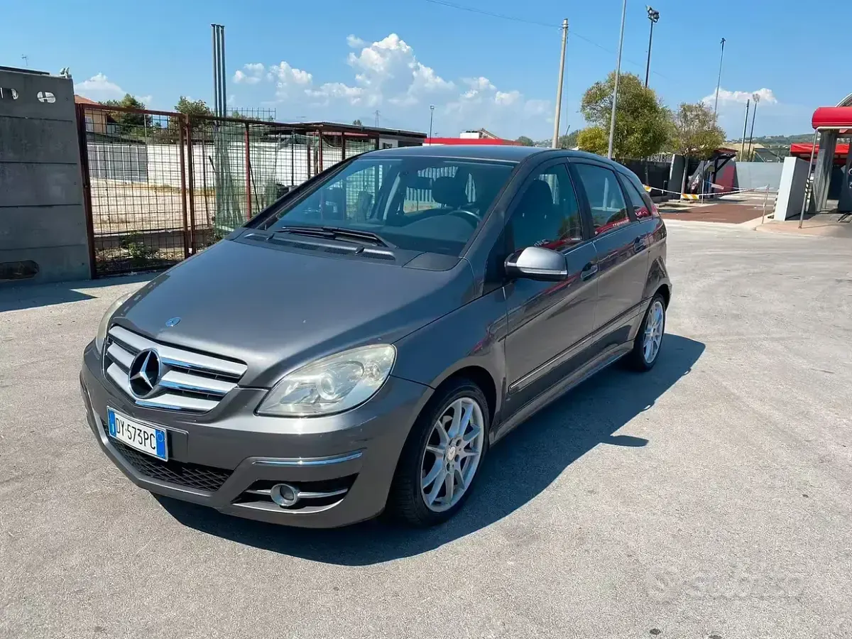 Usata Mercedes B180 109 CV (80 kW) 2010 Grigio Monovolume