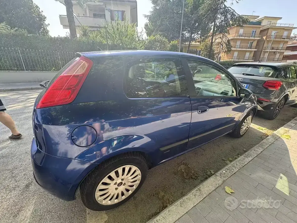 Usata Fiat Grande Punto 65 CV (47 kW) 2006 Bluazzurro Utilitaria