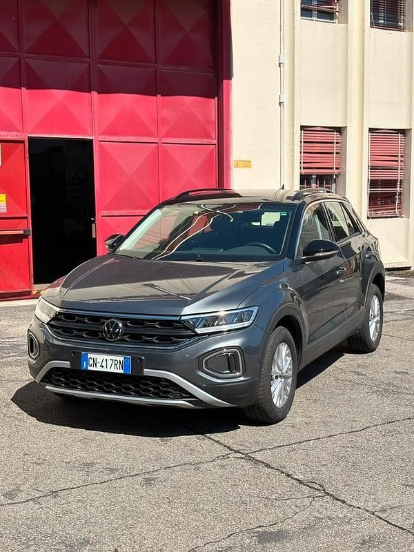 Grigio Usata 2023 VW T-Roc SUV | 21.800 € (Buon prezzo) - Immagine 1/4