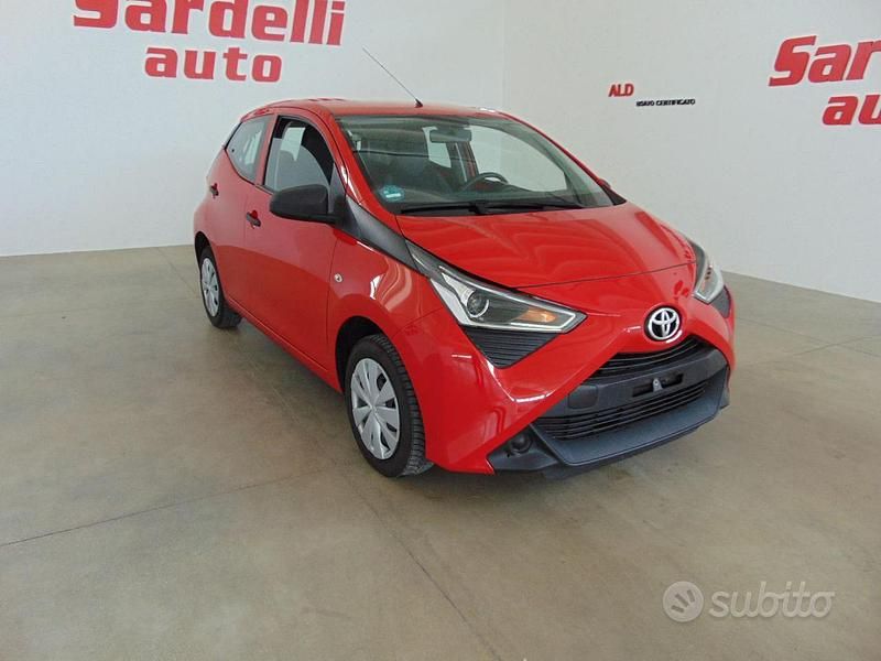 Usata Toyota Aygo Business Edition 72 CV (52 kW) 2021 Rosso Utilitaria
