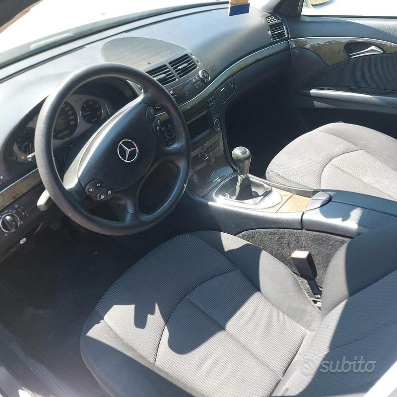 Usata Mercedes E220 150 CV (110 kW) 2007 Grigio Berlina