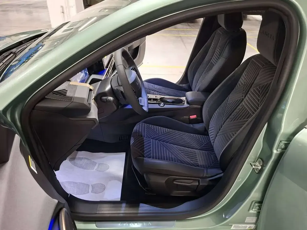 Nuova Lancia Ypsilon 101 CV (74 kW) 2025 Verde giada (309) Utilitaria