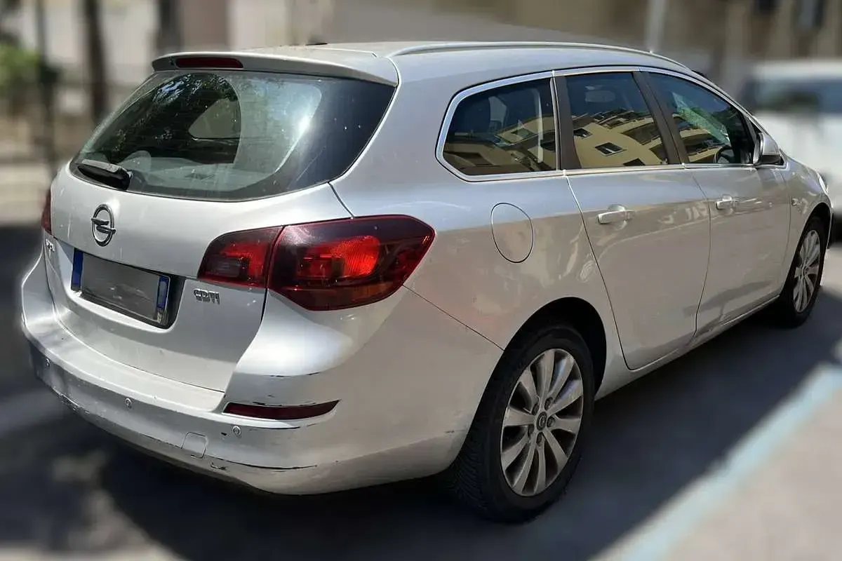 Usata Opel Astra Cosmo 110 CV (80 kW) 2012 Argento Station wagon