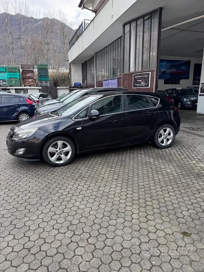Usata Opel Astra Cosmo 160 CV (117 kW) 2010 Nero Berlina