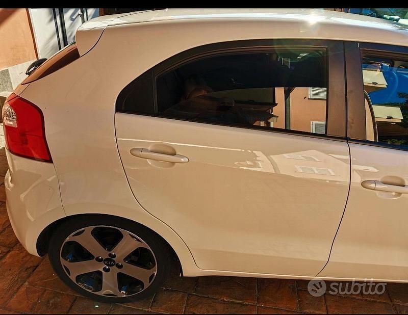 Usata Kia Rio 75 CV (55 kW) 2013 Bianco Utilitaria