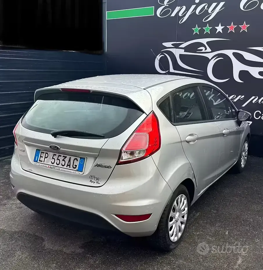Usado Ford Fiesta Titanium 75 CV (55 kW) 2015 Gris Utilitario
