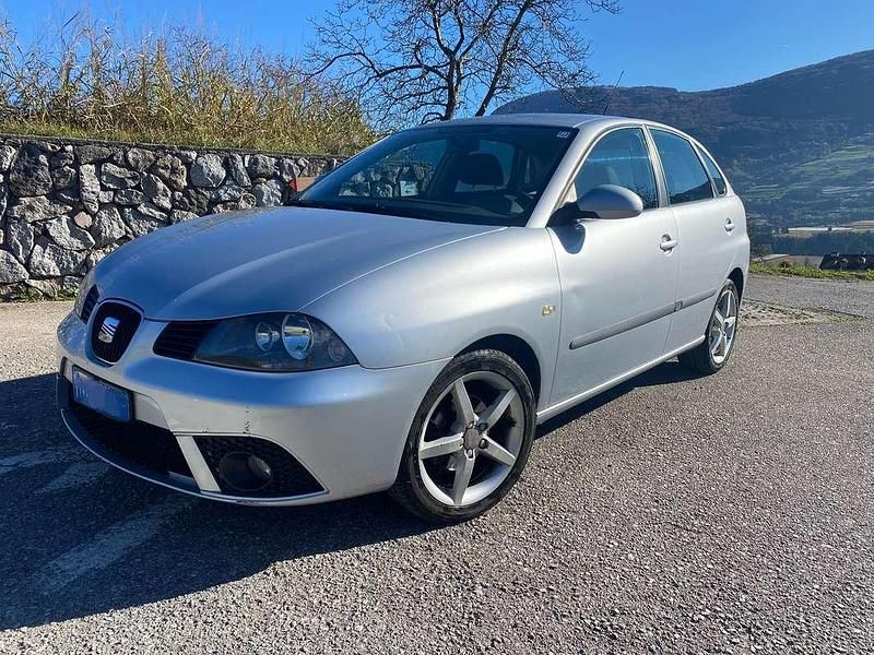 Argento Usata 2007 Seat Ibiza Stylance Tre volumi | 2600 € (Buon prezzo) - Immagine 1/3