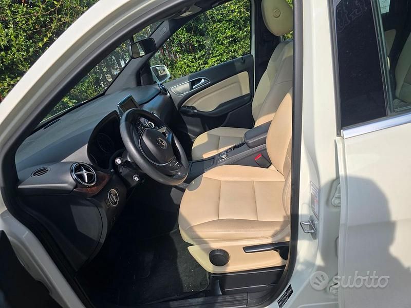 Bianco Usata 2013 Mercedes B200 Monovolume | 12.300 € (Cara) - Immagine 1/4