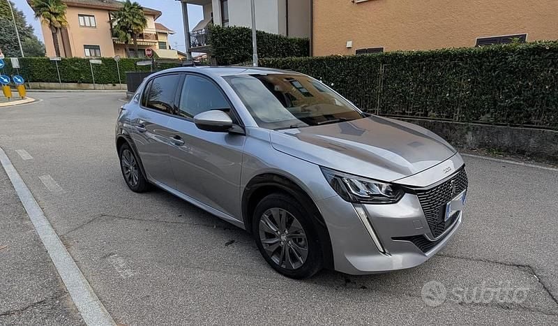 Grigio Usata 2021 Peugeot e-208 Allure Due volumi | 16.300 € (Buon prezzo) - Immagine 1/4