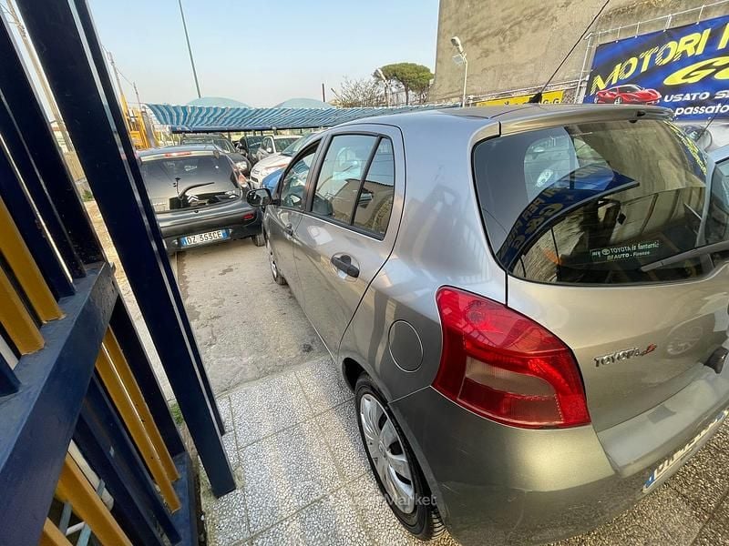 Usata Toyota Yaris 87 CV (63 kW) 2006 Argento Berlina