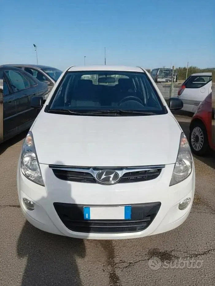 Usata Hyundai i20 Edition 75 CV (55 kW) 2012 Bianco Utilitaria