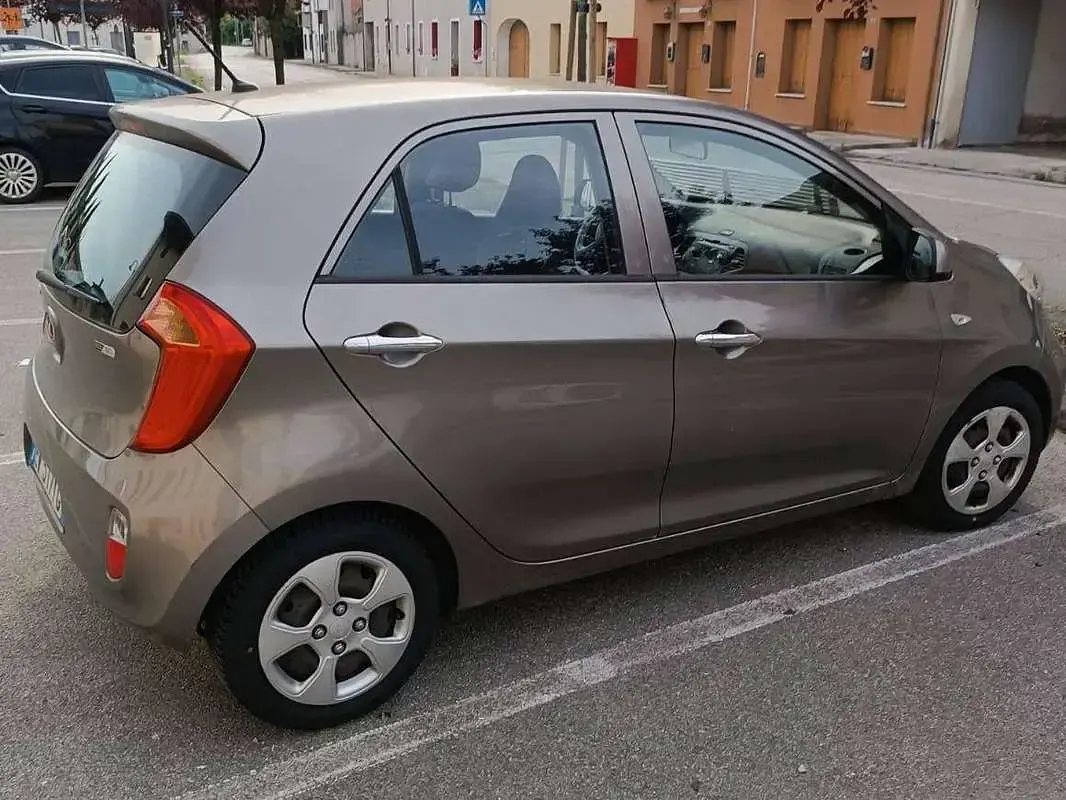 Usata Kia Picanto 67 CV (49 kW) 2014 Beige Utilitaria