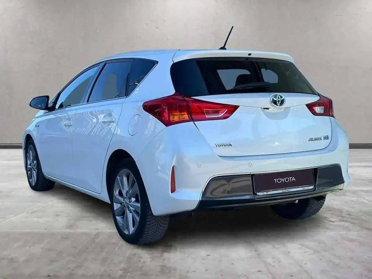 Usata Toyota Auris Hybrid Lounge 99 CV (72 kW) 2014 Bianco Berlina