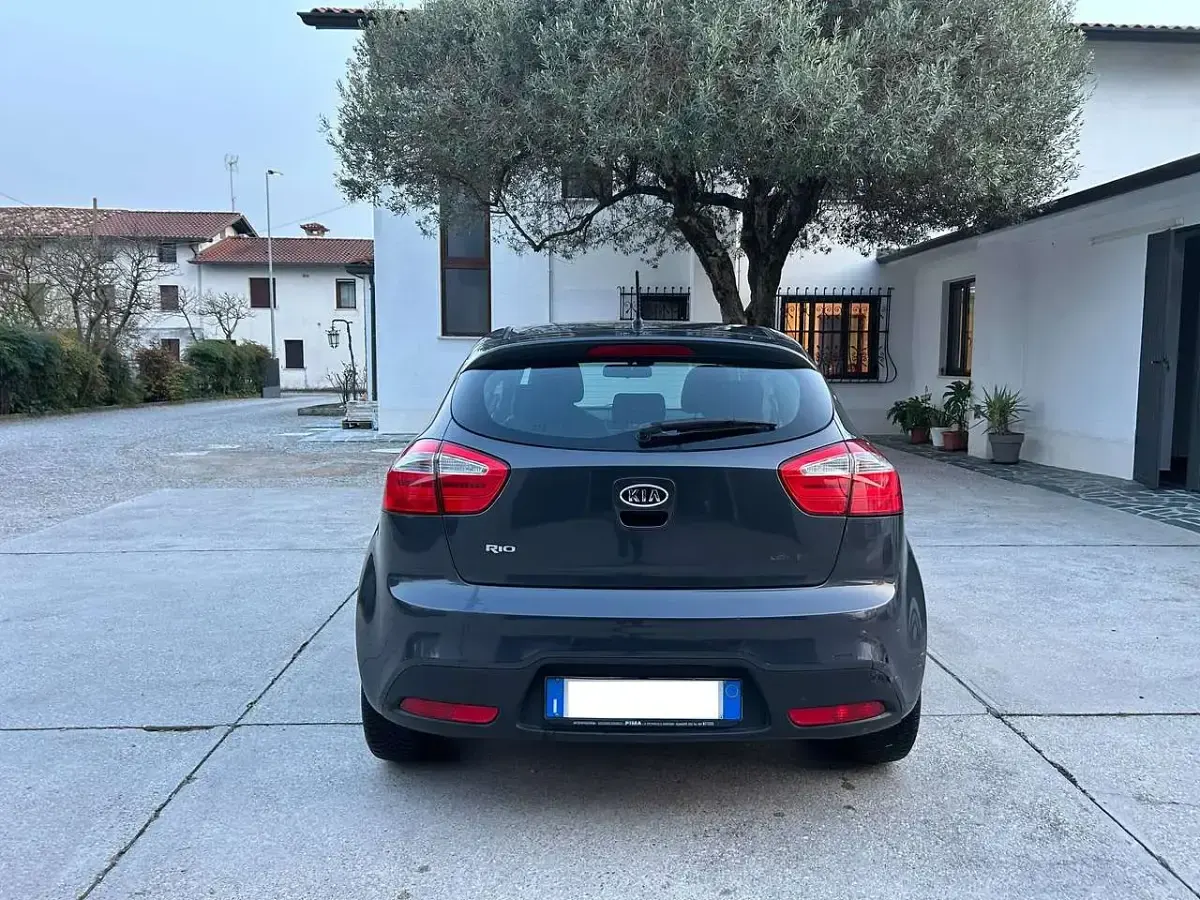 Usata Kia Rio EX 90 CV (66 kW) 2012 Grigio Berlina