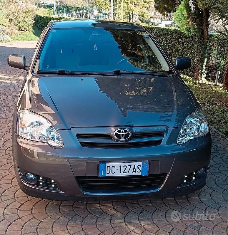 Grigio Usata 2006 Toyota Corolla Tre volumi | 4700 € (Buon prezzo) - Immagine 1/4