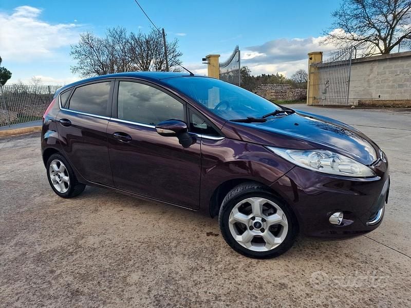 Usata Ford Fiesta Titanium 92 CV (67 kW) 2010 Marrone Utilitaria