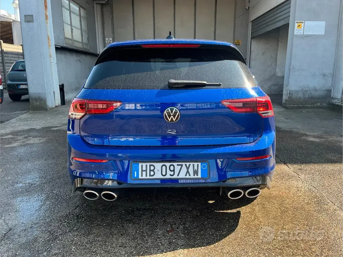 Usata VW Golf VIII R 333 CV (244 kW) 2024 Bluazzurro Berlina