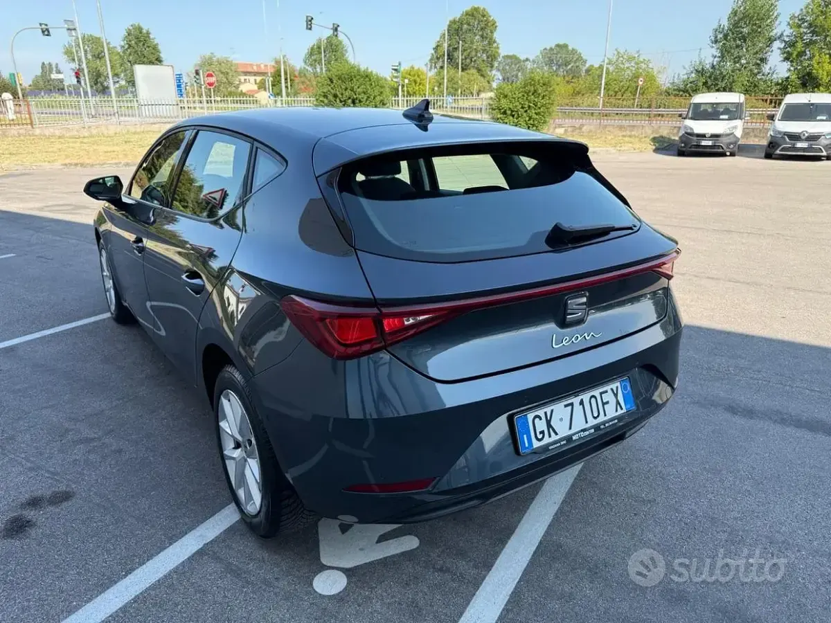 Usata Seat Leon Business 150 CV (110 kW) 2022 Grigio Berlina