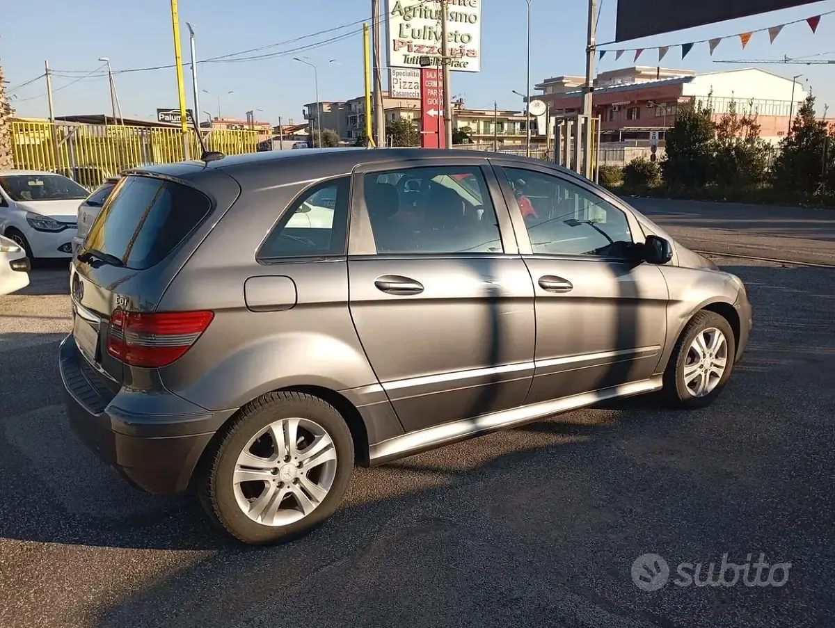 Usata Mercedes B180 Executive 109 CV (80 kW) 2010 Grigio Monovolume