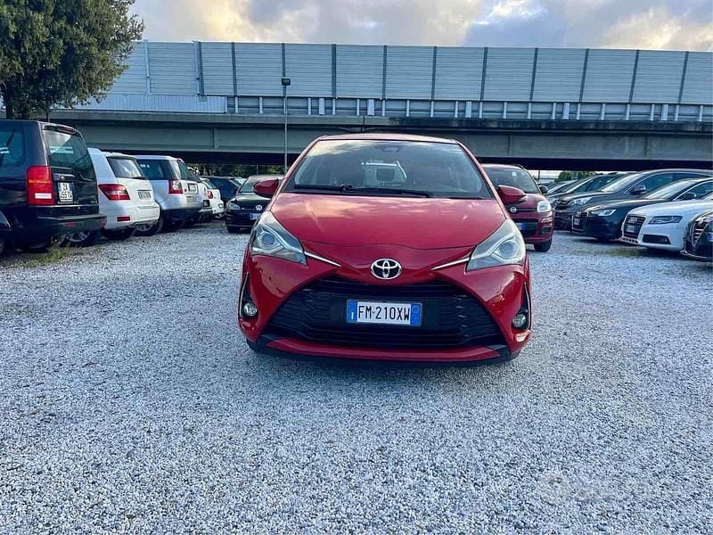 Usata Toyota Yaris Cool 69 CV (50 kW) 2018 Rosso Berlina