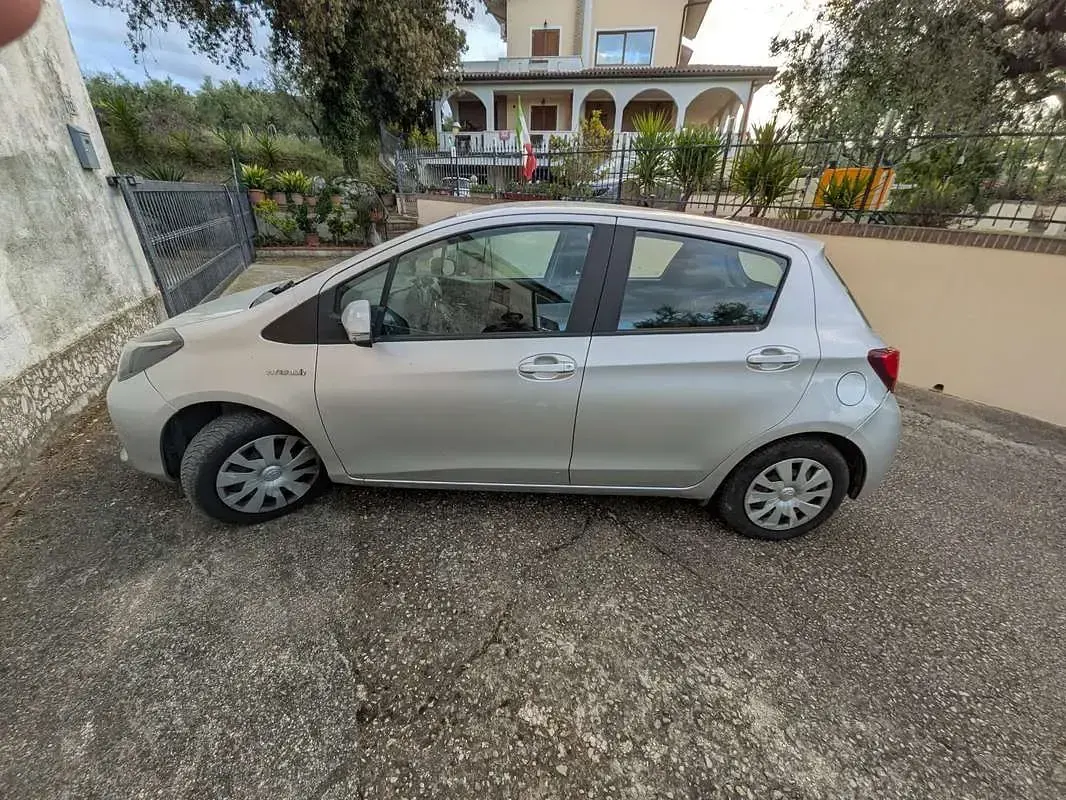 Usata Toyota Yaris Hybrid Active 75 CV (55 kW) 2015 Berlina