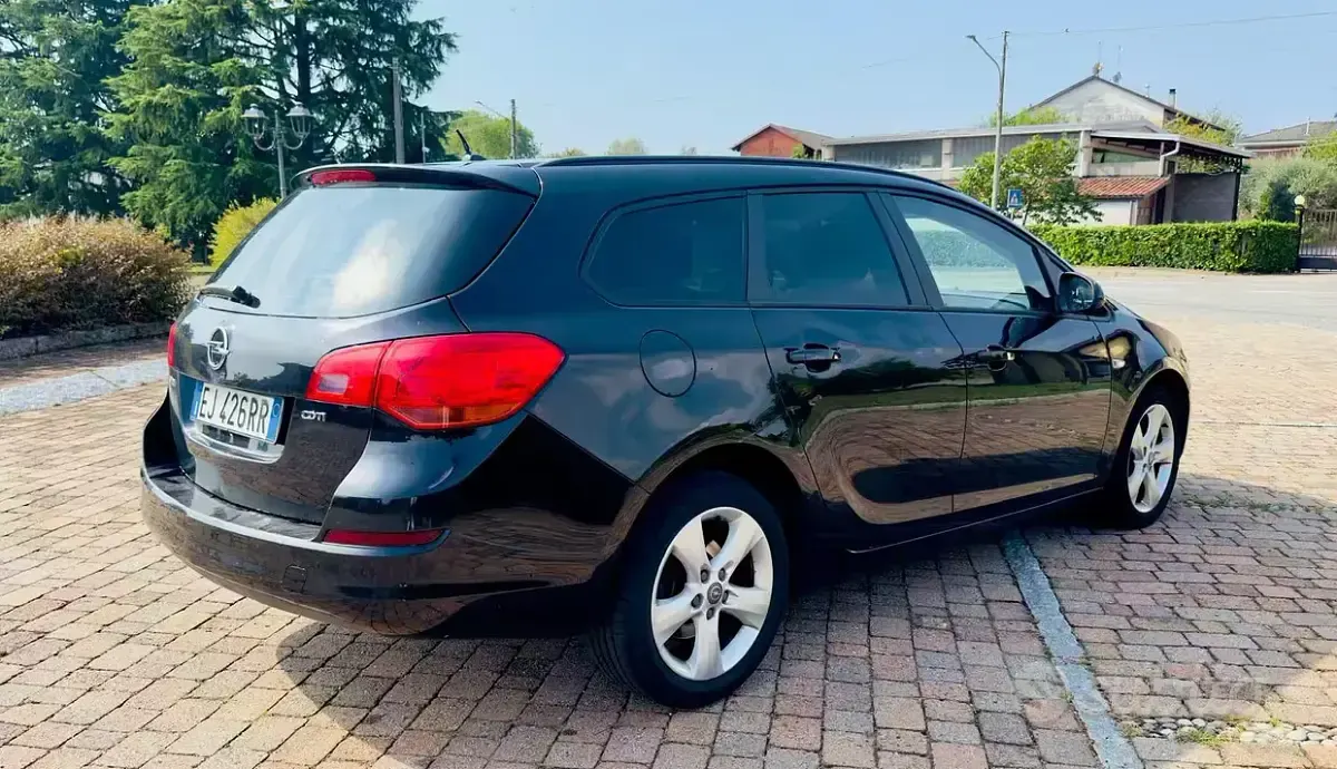 Usata Opel Astra 110 CV (80 kW) 2011 Nero Station wagon
