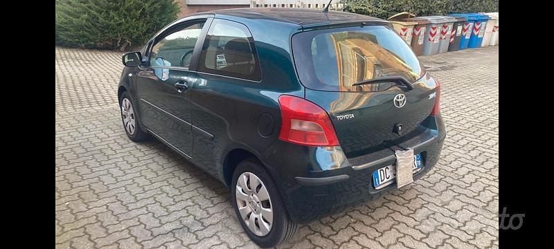 Usata Toyota Yaris 69 CV (50 kW) 2006 Verde Utilitaria
