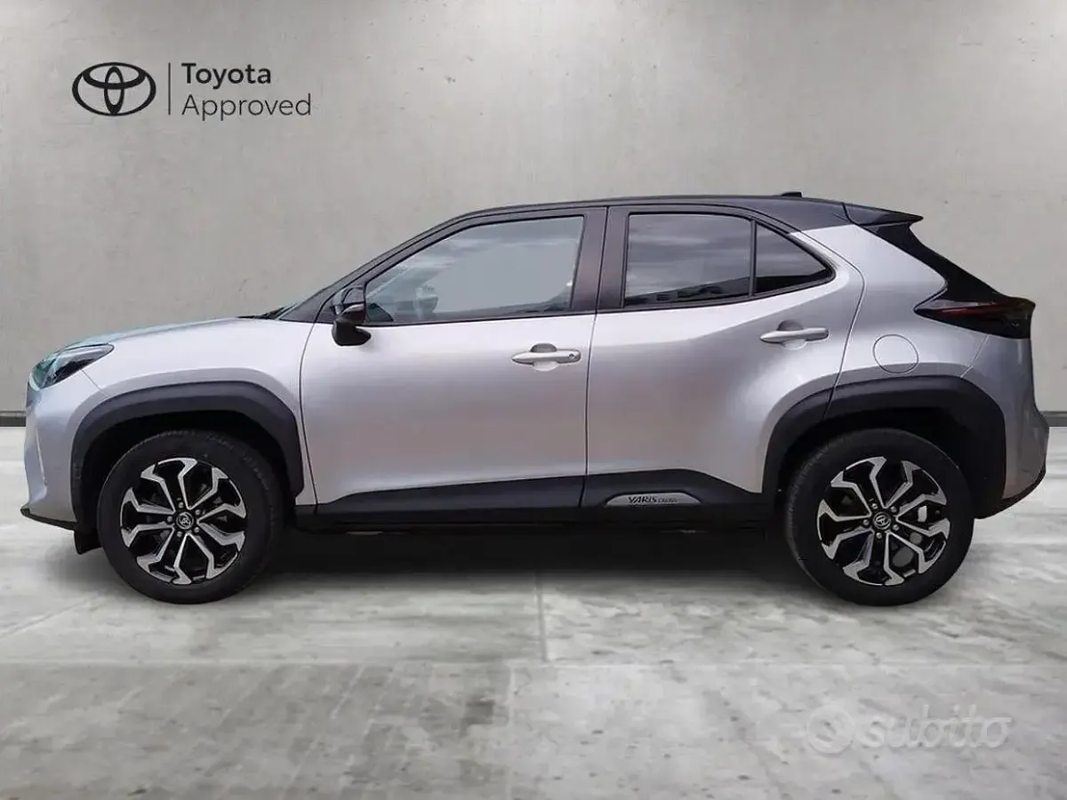 Käytetty Toyota Yaris Cross Trend 116 HP (85 kW) 2022 Harmaa Katumaasturi