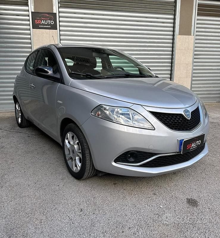 Usata Lancia Ypsilon Gold 69 CV (50 kW) 2016 Grigio Utilitaria