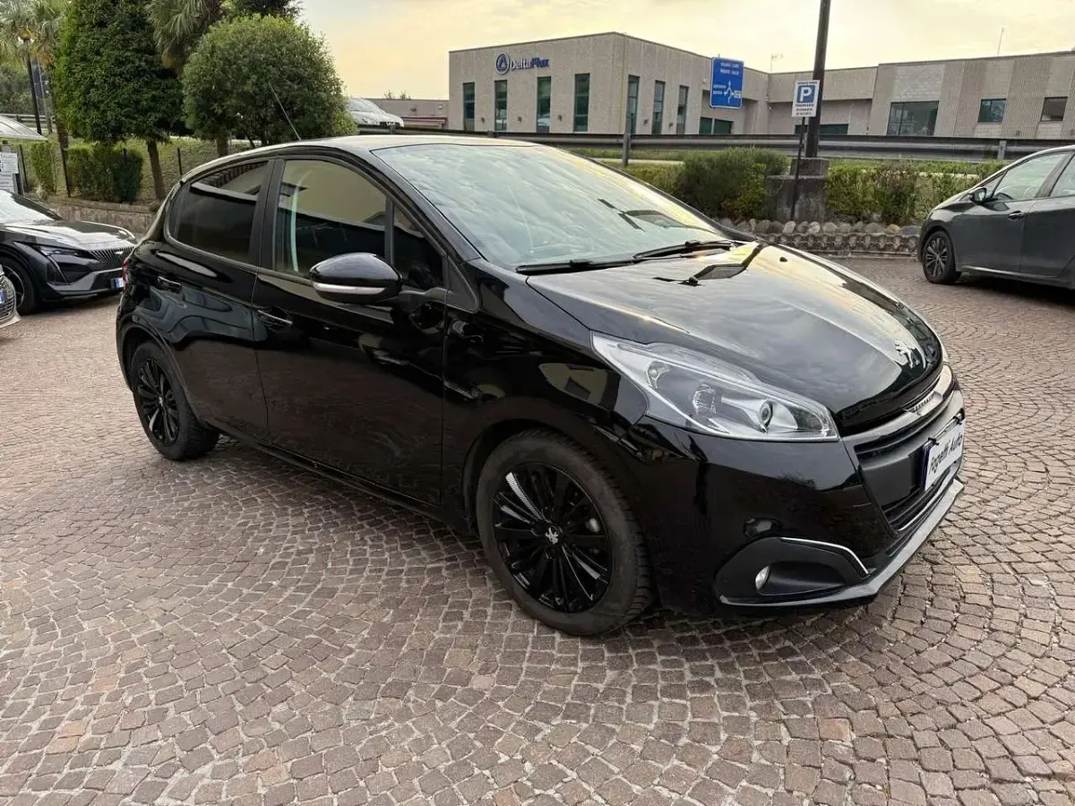 Usata Peugeot 208 75 CV (55 kW) 2018 Nero Utilitaria