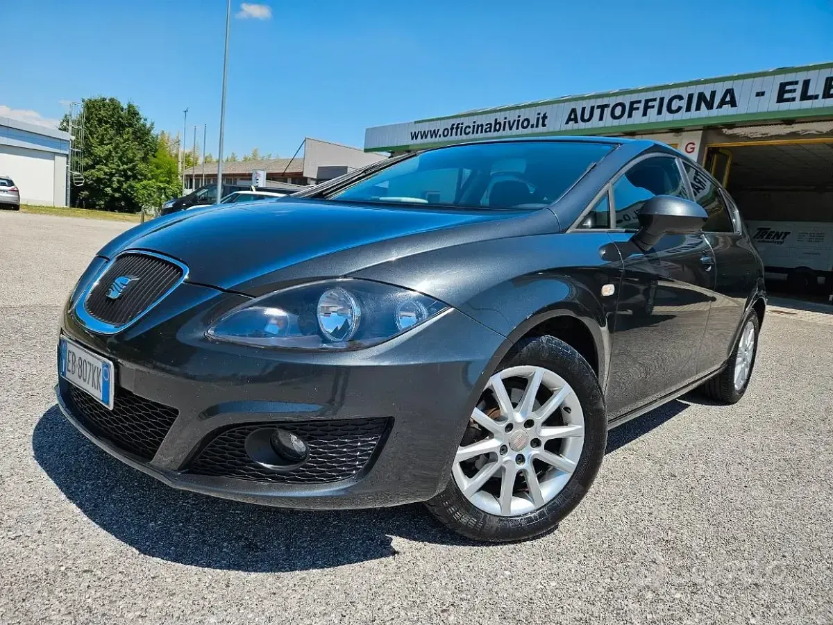Usata Seat Leon Sport 105 CV (77 kW) 2010 Grigio Utilitaria