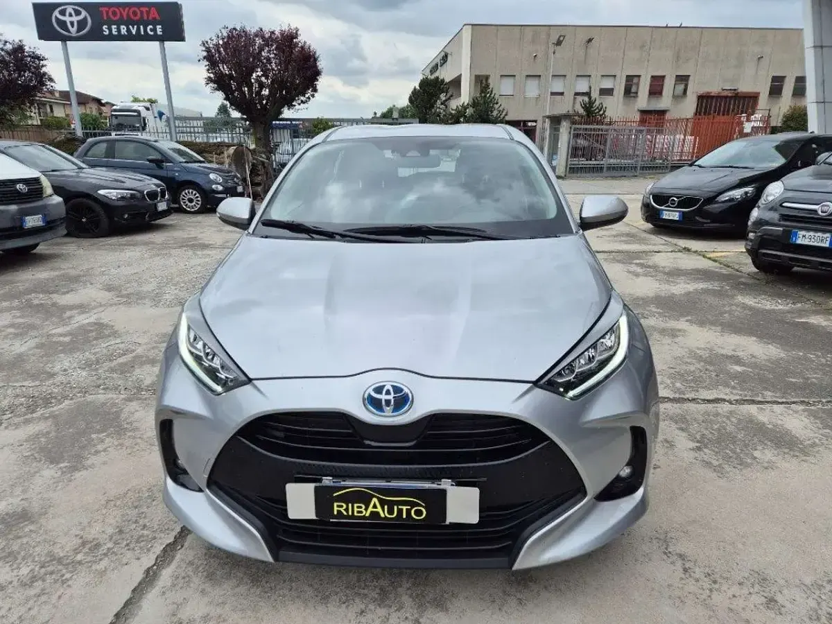Usata Toyota Yaris Hybrid Comfort 92 CV (67 kW) 2022 Argento Berlina